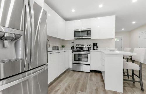 Charming 4BR Oasis with Saltwater Pool and Parking - Foto 3