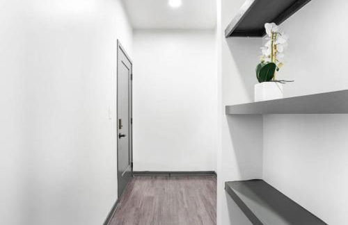 Bright & Cozy 2BR Retreat w Parking Broad Ripple - Foto 35