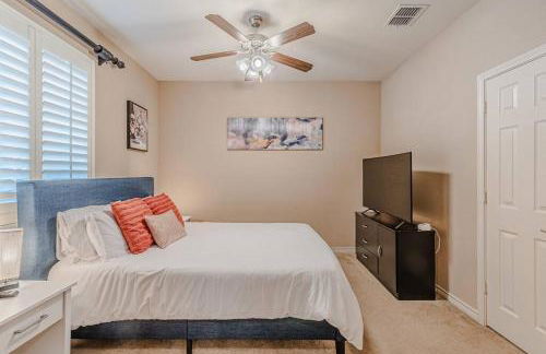 The Castle! by the Lake with Pool & Balcony West Plano - Foto 49