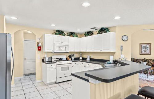 EXQUISITE VILLA - 2 Master Suites, Pool South and Spa, Gas BBQ, Game Room, WIFI - Foto 17