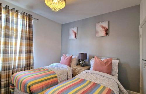 Stunning, clean, free parking home, ideal long stays - Foto 27