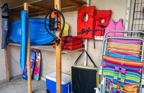 Tropical PoolHome Walk to Shops Near Beach - Foto 75