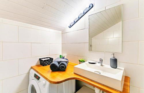 Charmant studio cosy climatisé et parking securisé à proximité du centre ville de lyon - Photo 2