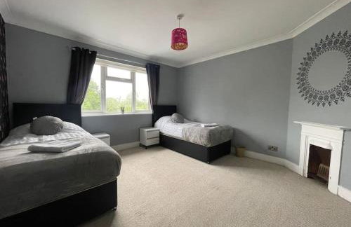 Luxurious Detached Holiday House Free Parking near Airport Town Centre Railway Station - Foto 42