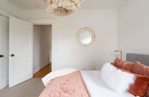 The Bohemian Spirit - Live Music, Eateries & Bars - Foto 12