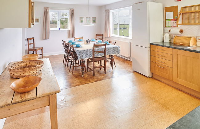 Host Stay Penrheol Farmhouse - Photo 3