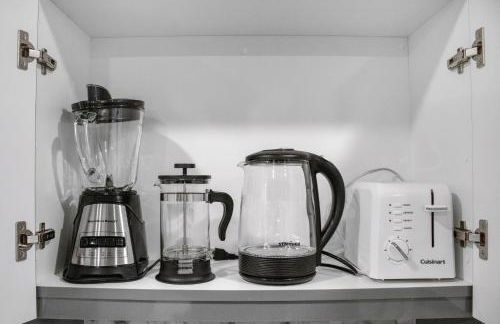 Elevator-King Bed-Walk Downtown-Free Garage Parking-Laundry - Foto 43