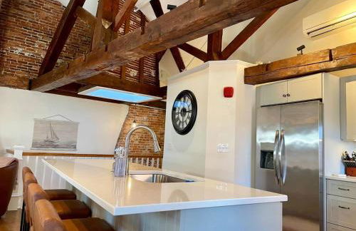 4 King Suites, Downtown, Outlets, Beach, Historic - Photo 46