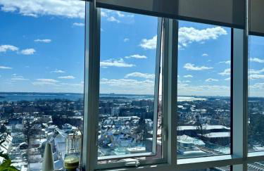 Luxury 1BR w Stunning Floor-to-Ceiling Water Views - Foto 6