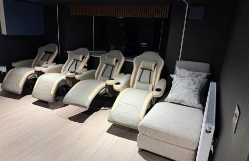 Luxury 6-Bed Home Near City Centre, Sleeps 12 plus- Cinema Room, Games Room, 5 Bathrooms & Driveway for Multiple Cars - Photo 4