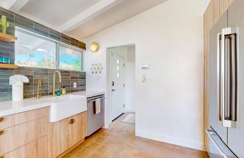 Remodeled midcentury charmer with private salt water pool spa and mountain views - Foto 10