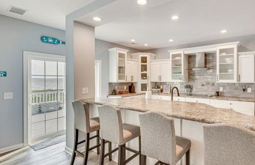 Private Beach and Deck Bayfront Home in Hayes! - Foto 7