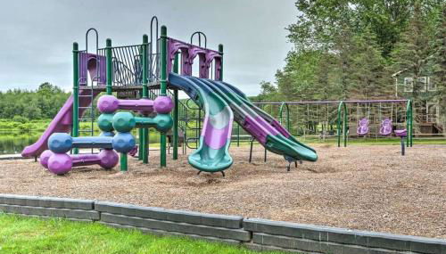 Romantic Pocono house - stream, lake, beach, pool, firepit - Foto 3