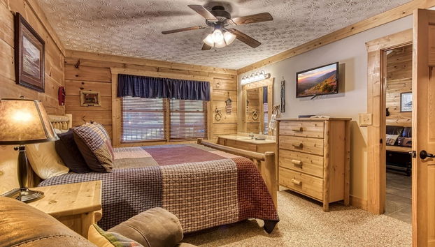 Er301 - Eagle's Hideaway - Great Location! Close To All The Action! 2 Bedroom Cabin by RedAwning - Foto 4, Habitación