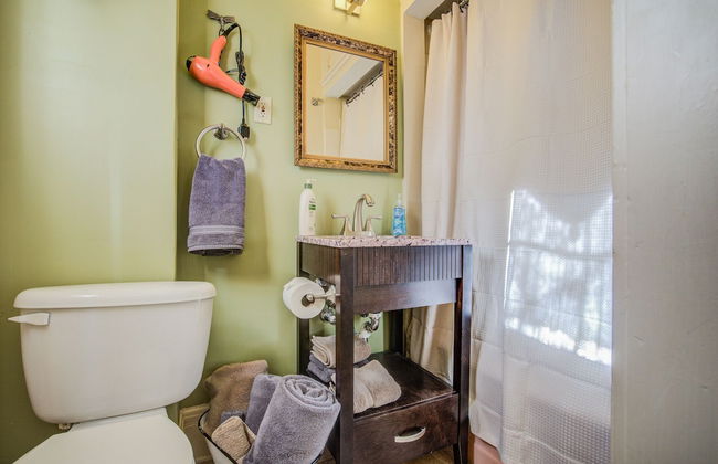 5bddowntown Victorian Charmhot Tub, Firepit - Photo 35