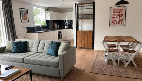 Cloud Serviced Properties - Lovely One Bed with Sofa bed - Bracknell - Photo 3, stove