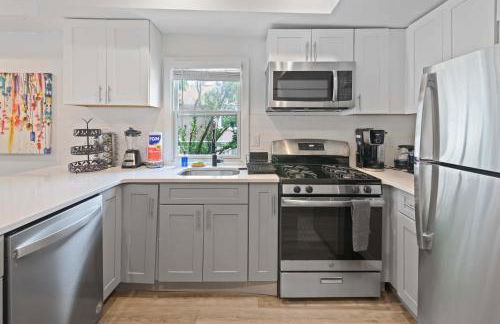 4BR 2BA Hot Tub Home By The Bay - Foto 2