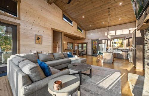 Honeysuckle Chalet - Luxe Mountain Chalet - Hot Tub, Wi-Fi, Pool Table, Party Deck, Fire Pit - 15 mins to Blue Ridge! - Foto 23