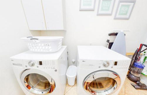 Snowbird-friendly home with fast WiFi, central AC, and private pool - Foto 22