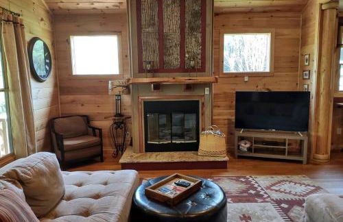 Water's Edge, Covered Porch, Deep Creek as your Backyard Haven, Hot Tub, Pool Table, Fire Pit, Close to Town & Entrance to National Park - Foto 14