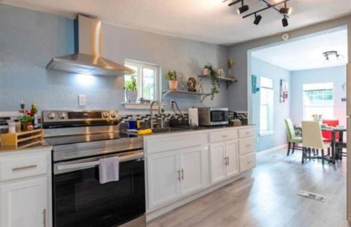 SXSW ready at Cultural Heritage Award winning home -Walk to 6th St, BBQ & Shops - Foto 5