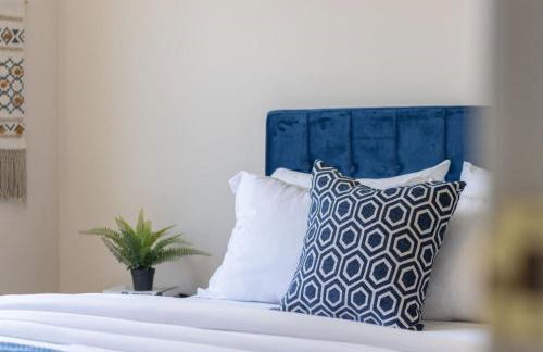 Quiet Suburban Home with Art Deco Flair - Foto 15