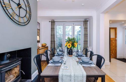 Spacious 3 Bed Home in Great Location by 53 Degrees Property - Ideal for Business with Parking - Foto 7