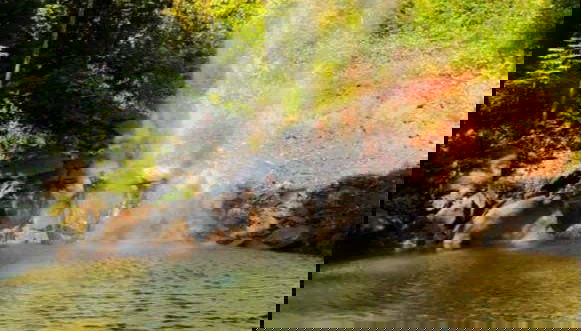 Aguas cristalinas de una cascada