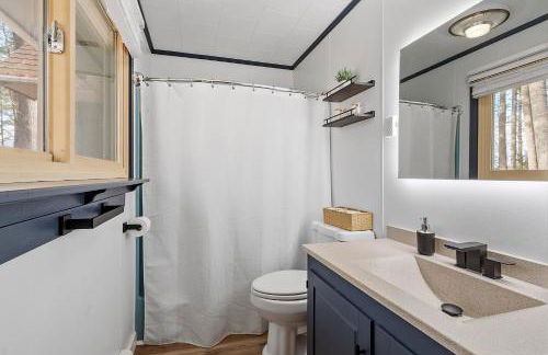 NEW! Woodland Retreat - Hot tub Game Room Firepit - Foto 20