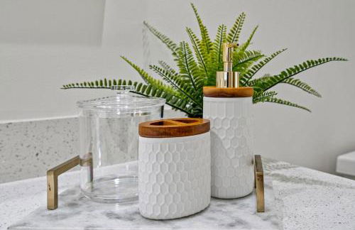 Spacious 4BR/3BA pool home, stylishly decorated - Foto 34