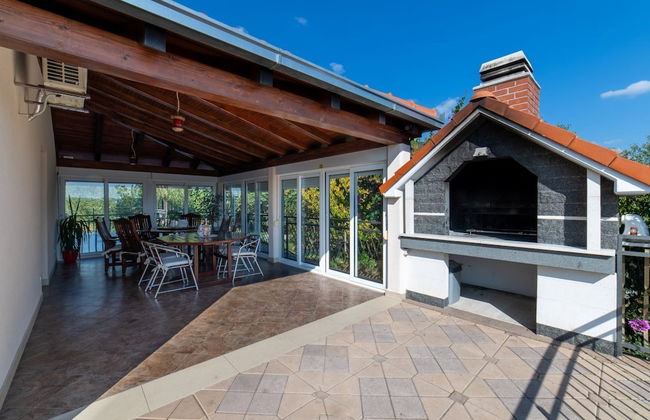 Spacious Holiday Home With Pool and Hot Tub in Kastel Stari - Foto 28