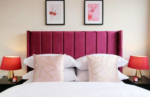 LUXURY 4 Bedroom 4 Ensuite Home in Penarth (Pool Table Games Room & BBQ Garden) with Sea Views - Photo 13