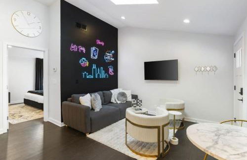 Vibrant Neon Condo Near Restaurants, Coffee and Bars - Foto 8