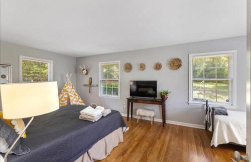 5BR Woodland Retreat on 7 Acres with a Pond - Foto 23