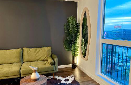 Modern Cosmopolitan APT Mid Hollywood with Free Parking 10mins to Universal Studios - Photo 19