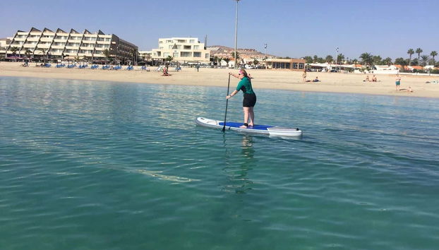 Diversão praticando paddle surf
