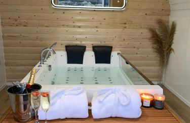 Apex Studio Pod & Jacuzzi Bath - Photo 21