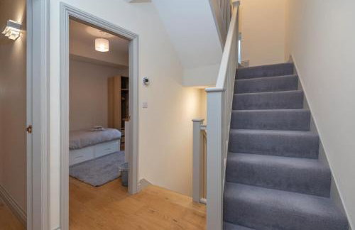 Sleeps 6 4 bedrooms 2 minute walk to the Square Hosted Happy Valley Cast - Photo 42