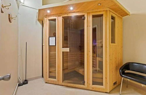 Pink playhouse sq near Progressive field & CSU - Photo 37