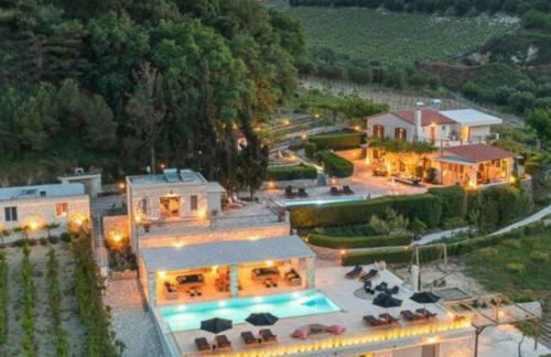 Villa Mantilari Wine Estate 7 Apartments 2 Private Pools 1 Heated Tennis Court Fitness Center - Foto 1