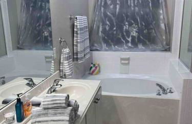 Lovely Woodlands home w/heated pool and spa! - Foto 18