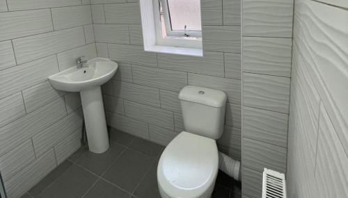 Stratford- - Photo 3