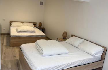 Gite boutx avec Jacuzzi 12 personnes 5 LITS DOUBLES ET 1 CANAPE LIT - Foto 13