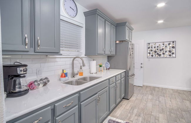 Splendid Gated 4 BR 2 BA Home Near Downtown - Foto 12