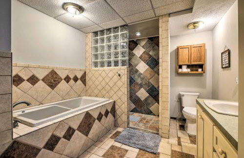 The Red Pine Cabin with Private Pond and Dock! - Foto 15