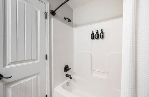 Luxury 3BR3BA TWO KING BEDS Fast WiFi, Free Parking, 5mins-Liberty University & Airport LYH great for Families, Business Travel or Weddings guest - Foto 19