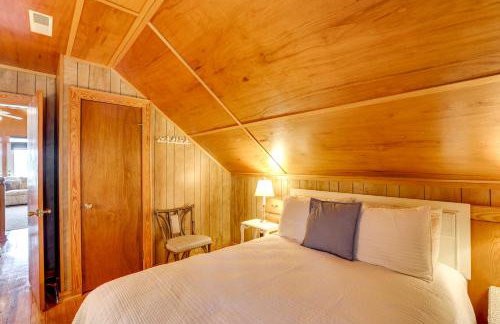 Spacious Riverfront Cottage with Dock in Green Pond! - Foto 16