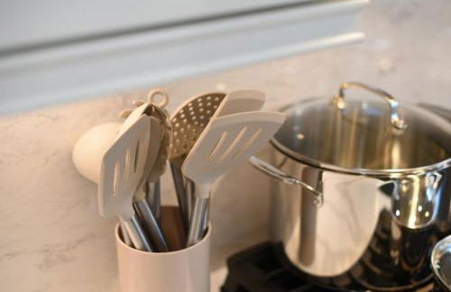 HostWise Stays - The Charlotte - Rooftop patio, Garage Parking, Prime Location, Large 3 Story Home - Foto 36