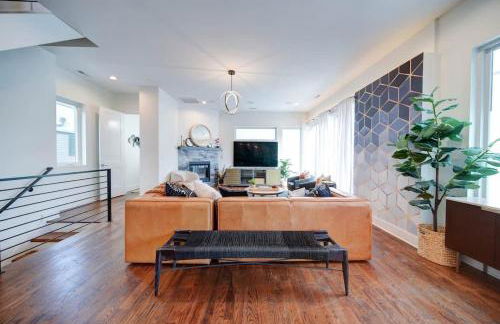 Modern Rooftop Townhome w Hot Tub & Skyline Views - Photo 6