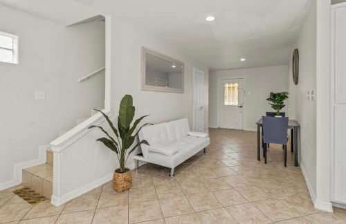 8 Mins to SPI Beach Spacious 3BR with Backyard - Foto 18